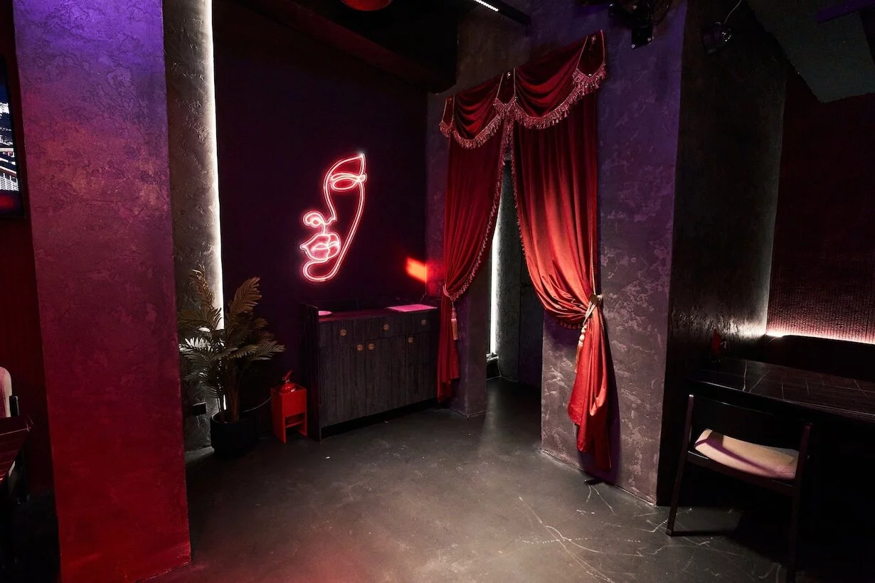 Интерьер/Экстерьер/Банкетная зона/Бар/Стол для двоих/Вход/Главный зал/Lounge зона караоке-клуб Гримёрка фото