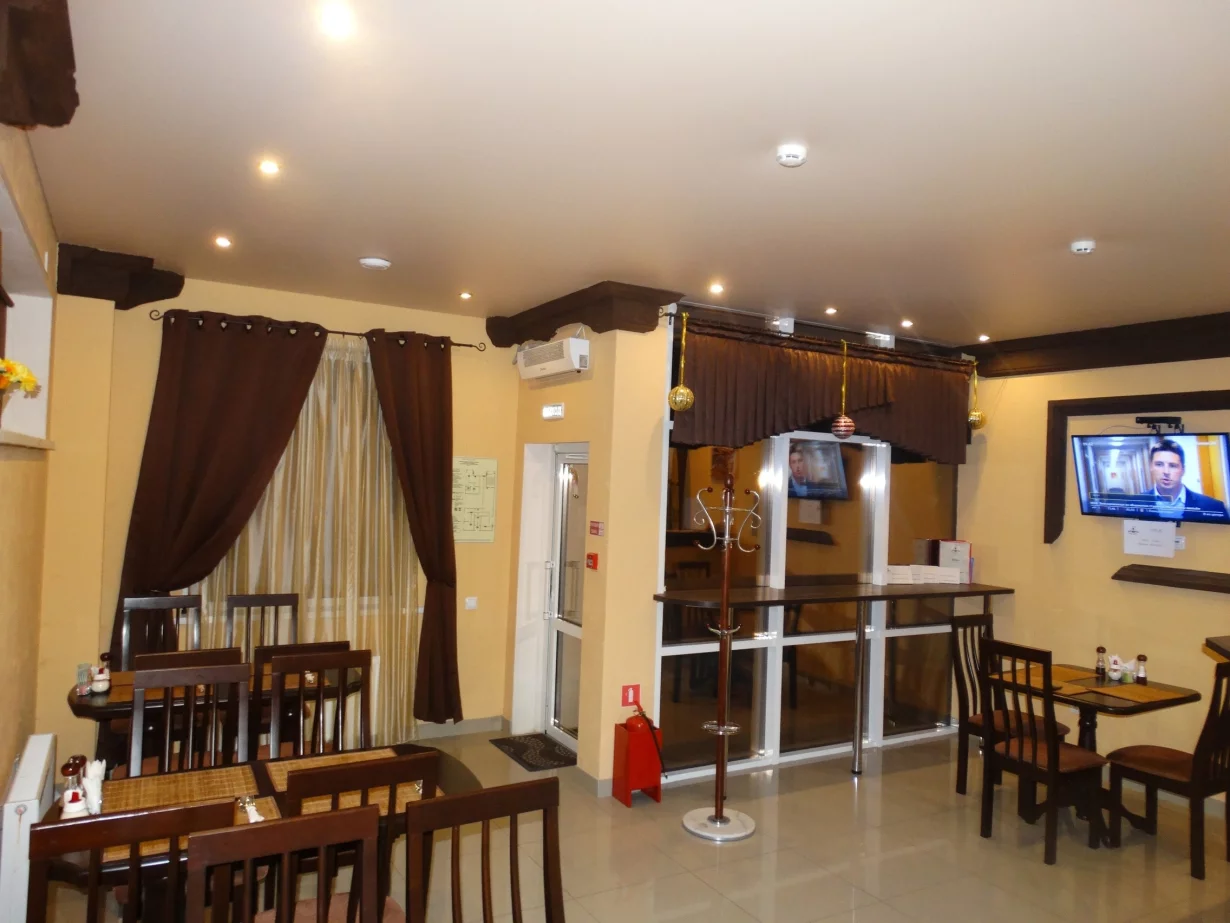 Интерьер/Экстерьер/Банкетная зона/Бар/Стол для двоих/Вход/Главный зал/Lounge зона кафе ПридворовЪ фото