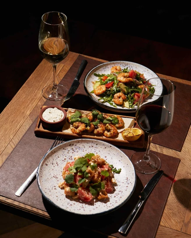 Интерьер/Экстерьер/Банкетная зона/Бар/Стол для двоих/Вход/Главный зал/Lounge зона ресторан Хачо и Пури фото