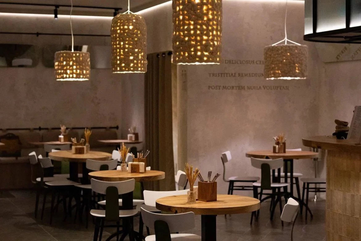 Интерьер/Экстерьер/Банкетная зона/Бар/Стол для двоих/Вход/Главный зал/Lounge зона кафе Kulёk фото