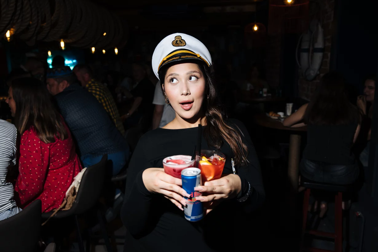 Интерьер/Экстерьер/Банкетная зона/Бар/Стол для двоих/Вход/Главный зал/Lounge зона бар Моряк и чайка фото