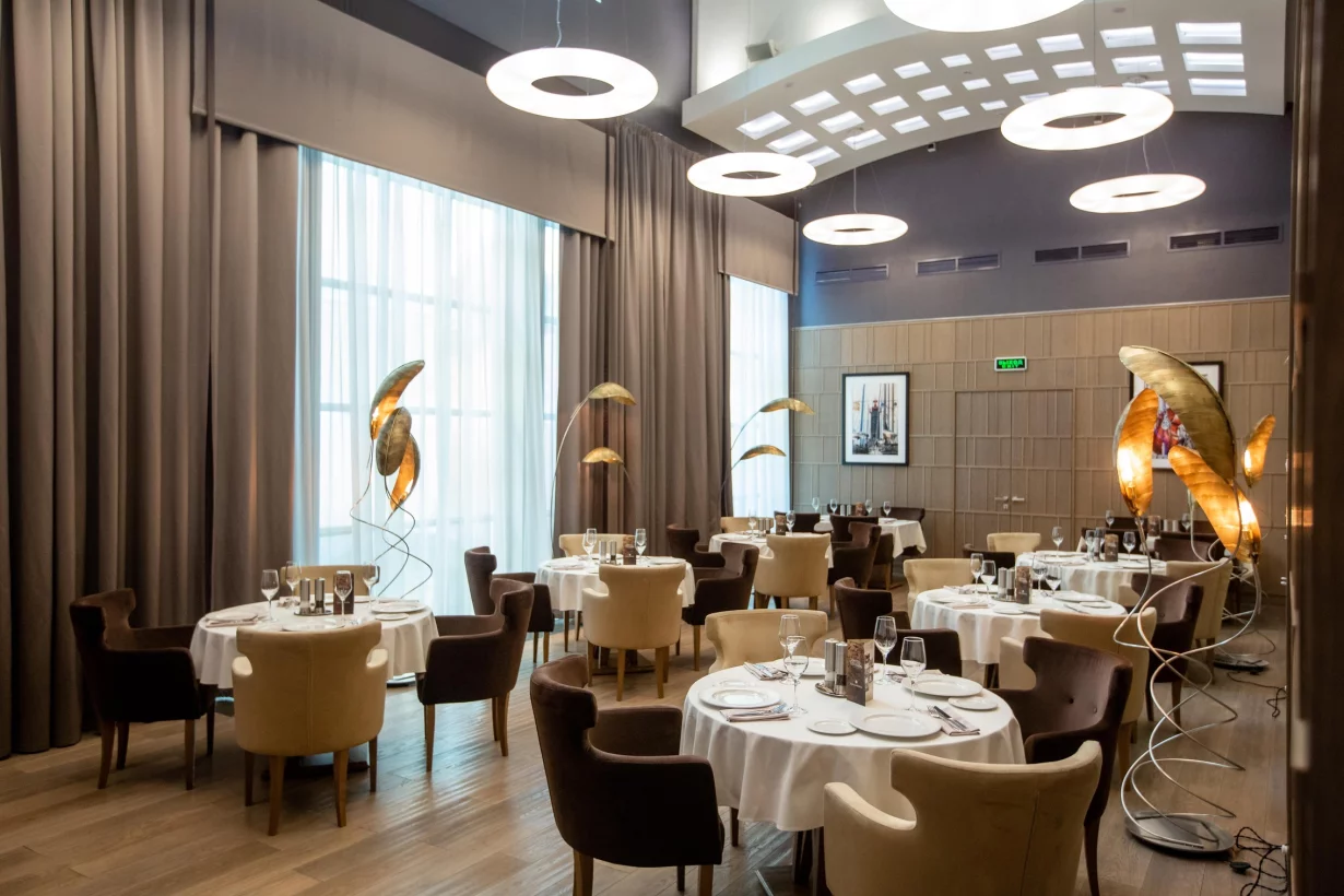 Зал со сценой Особняк на Пятницкой ex. Drink and dinners