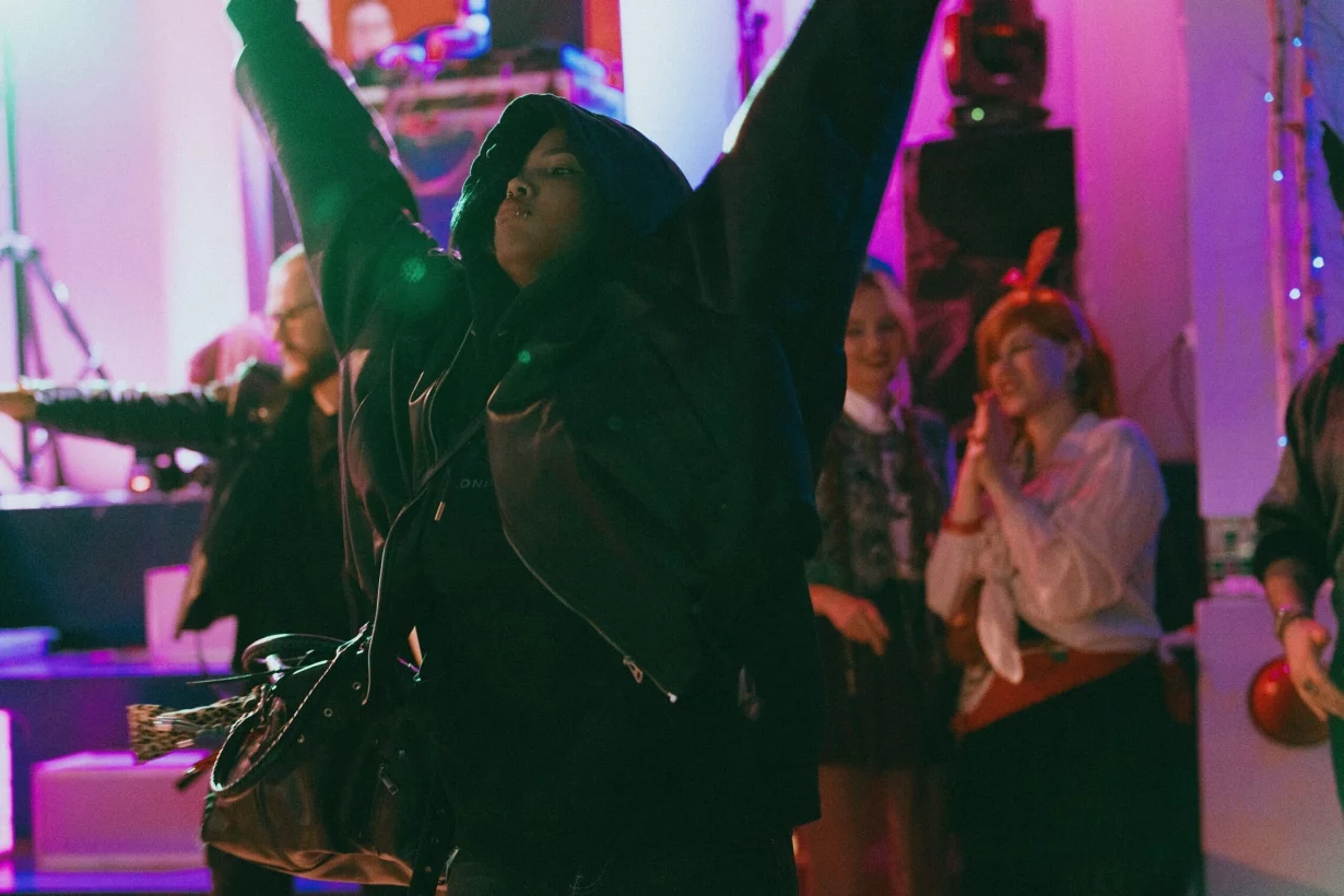 Интерьер/Экстерьер/Банкетная зона/Бар/Стол для двоих/Вход/Главный зал/Lounge зона бар Люди в синем фото