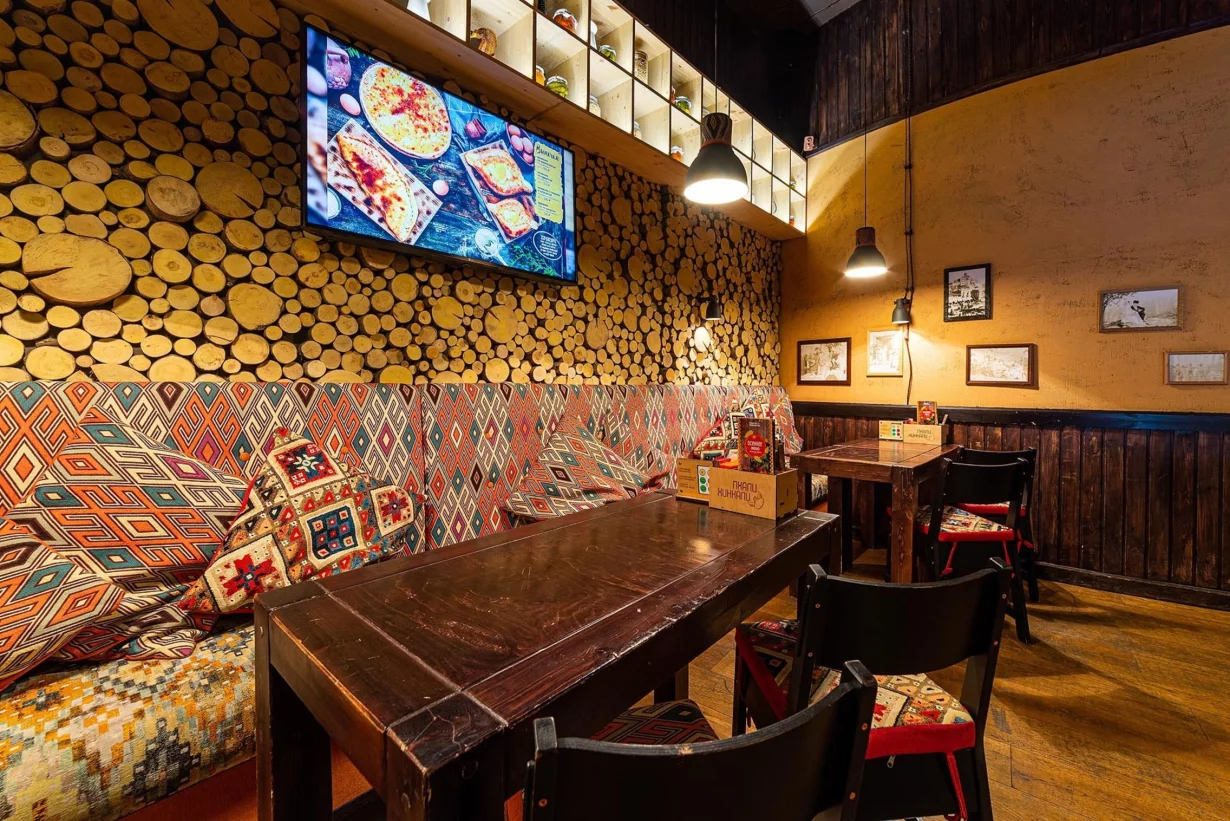 Интерьер/Экстерьер/Банкетная зона/Бар/Стол для двоих/Вход/Главный зал/Lounge зона ресторан ПхалиХинкали фото