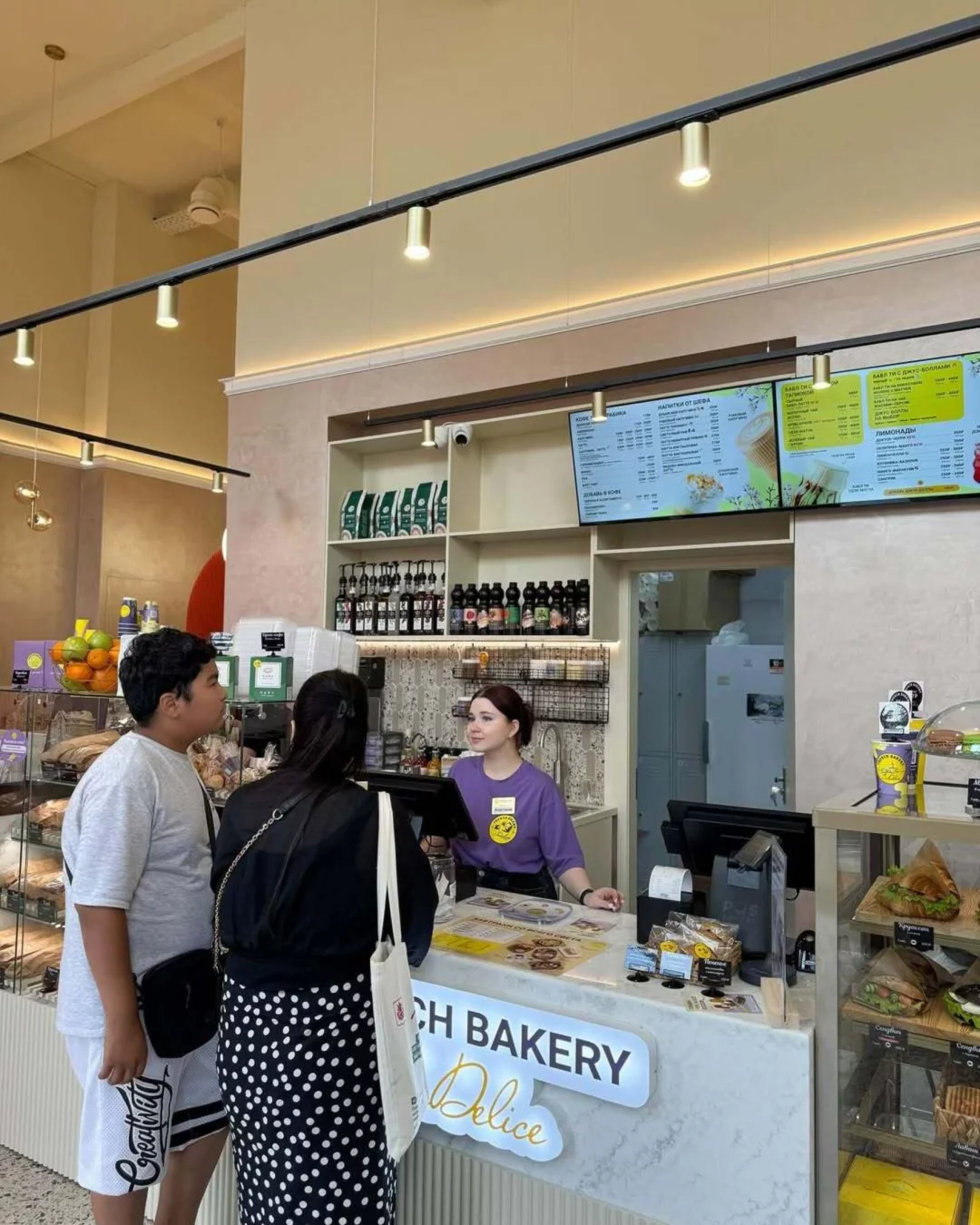 Интерьер/Экстерьер/Банкетная зона/Бар/Стол для двоих/Вход/Главный зал/Lounge зона кафе French Bakery Sedelice фото