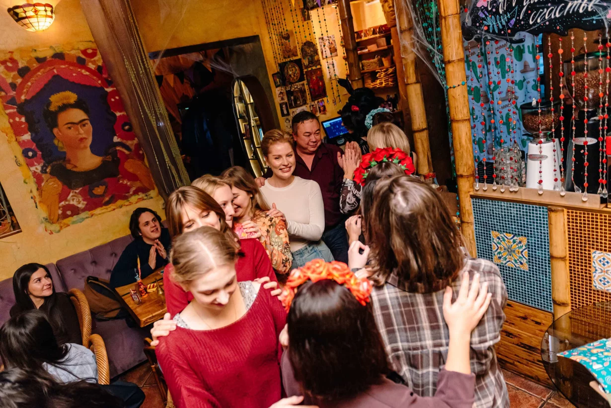 Интерьер/Экстерьер/Банкетная зона/Бар/Стол для двоих/Вход/Главный зал/Lounge зона кафе Фрида фото