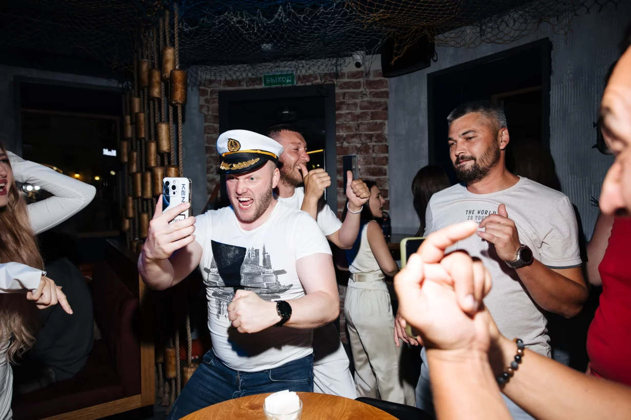 Интерьер/Экстерьер/Банкетная зона/Бар/Стол для двоих/Вход/Главный зал/Lounge зона бар Моряк и чайка фото