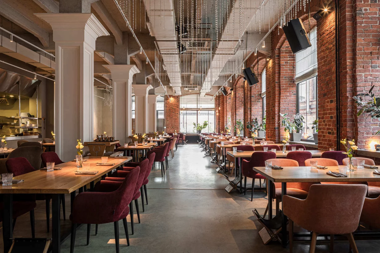 Интерьер/Экстерьер/Банкетная зона/Бар/Стол для двоих/Вход/Главный зал/Lounge зона ресторан Uhvat фото