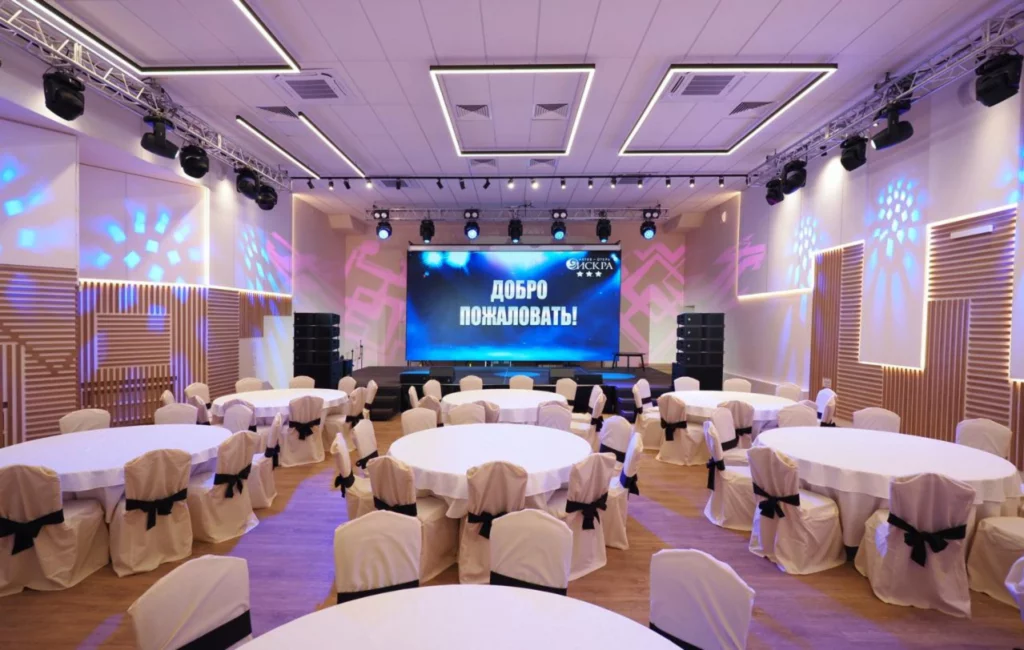 Зал со сценой Искра