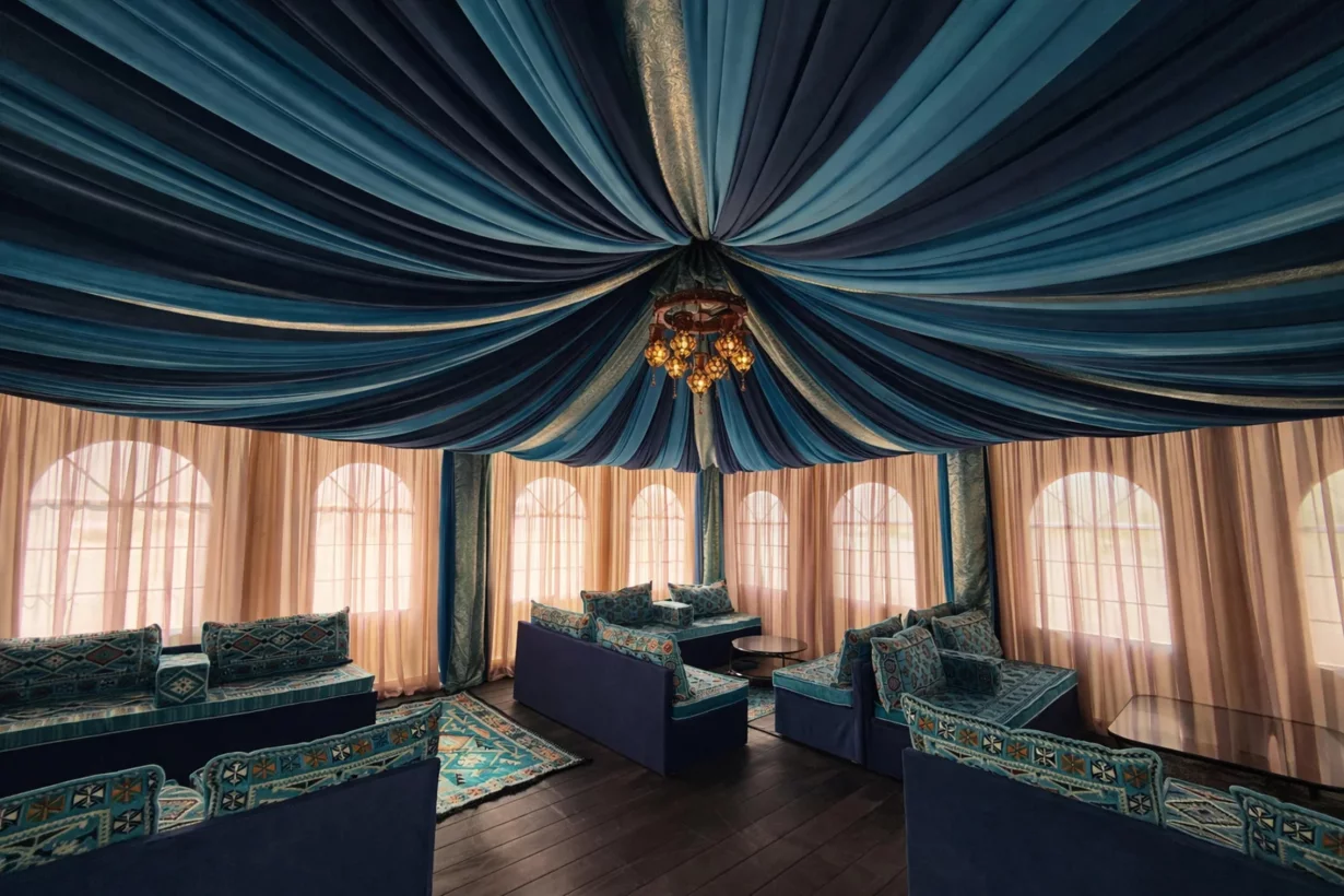Интерьер/Экстерьер/Банкетная зона/Бар/Стол для двоих/Вход/Главный зал/Lounge зона отель Лачи фото