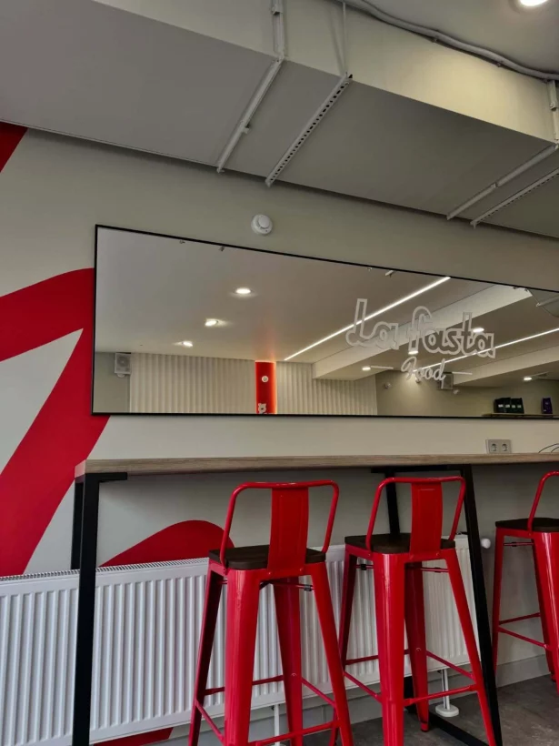 Интерьер/Экстерьер/Банкетная зона/Бар/Стол для двоих/Вход/Главный зал/Lounge зона кафе La Fasta фото