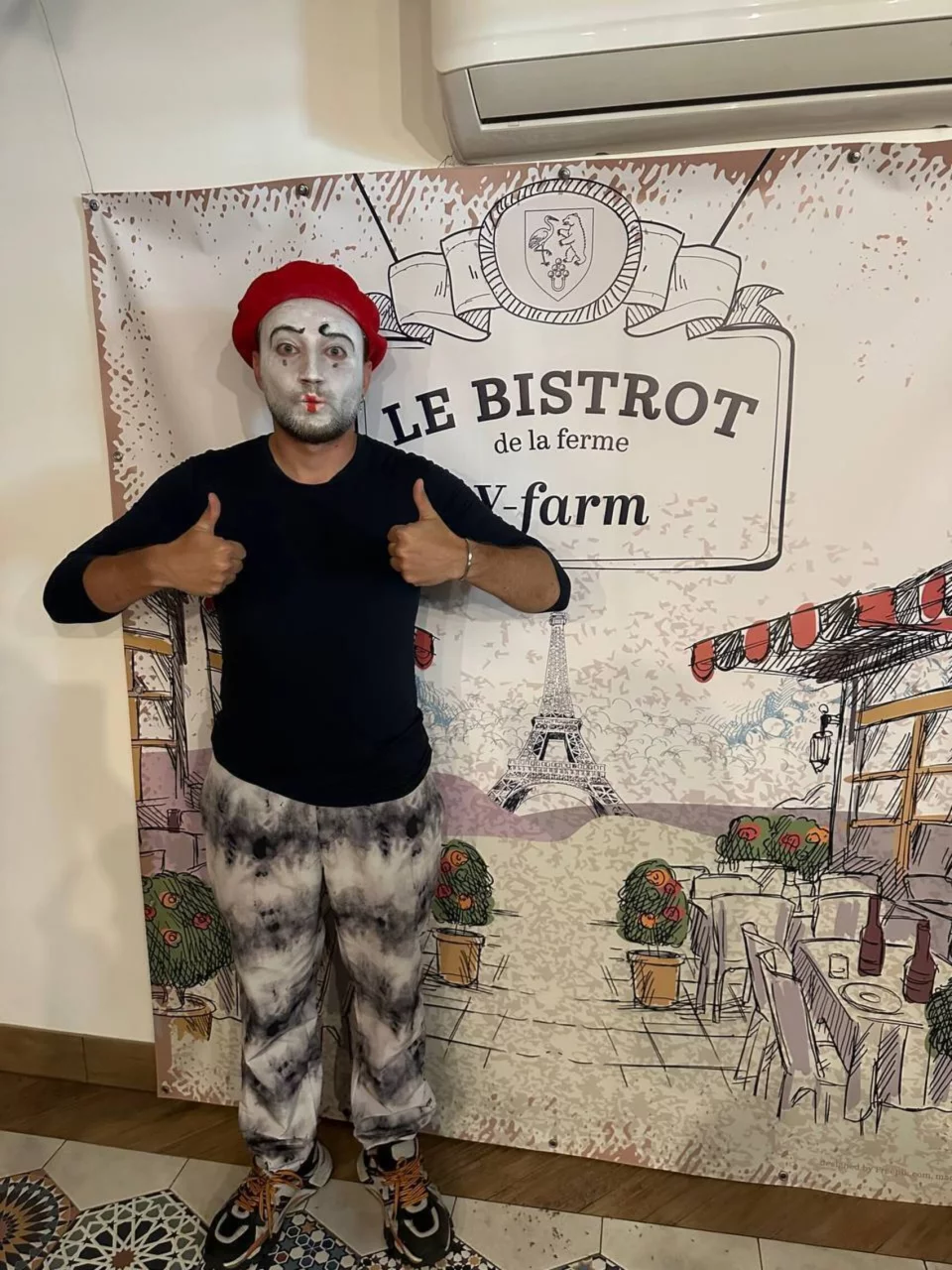 Интерьер/Экстерьер/Банкетная зона/Бар/Стол для двоих/Вход/Главный зал/Lounge зона ресторан Le Bistrot de la Ferm фото