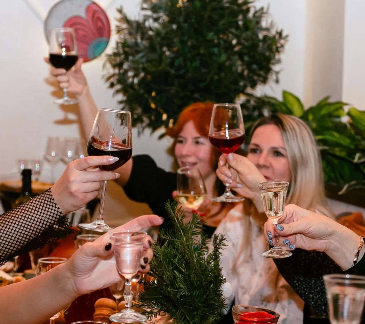 Интерьер/Экстерьер/Банкетная зона/Бар/Стол для двоих/Вход/Главный зал/Lounge зона ресторан Грузинские истории фото