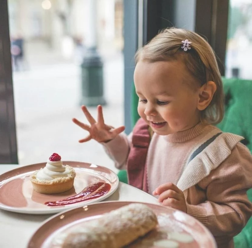 Интерьер/Экстерьер/Банкетная зона/Бар/Стол для двоих/Вход/Главный зал/Lounge зона кондитерская Любокофе фото