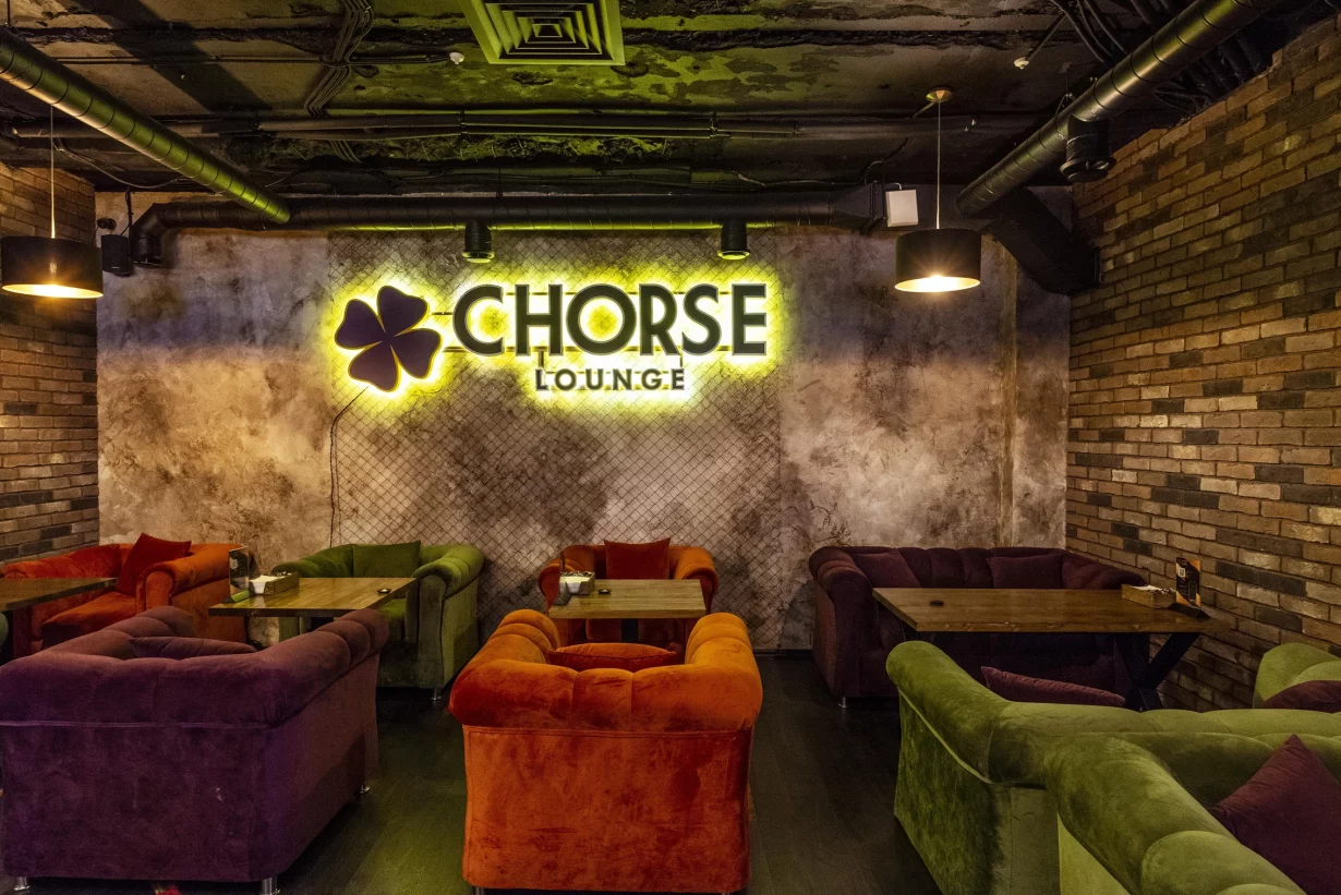 Интерьер/Экстерьер/Банкетная зона/Бар/Стол для двоих/Вход/Главный зал/Lounge зона лаунж Chorse Lounge фото