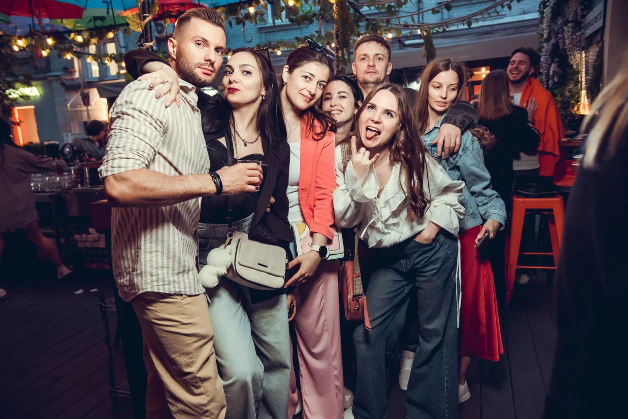 Интерьер/Экстерьер/Банкетная зона/Бар/Стол для двоих/Вход/Главный зал/Lounge зона бар Моряк и чайка фото