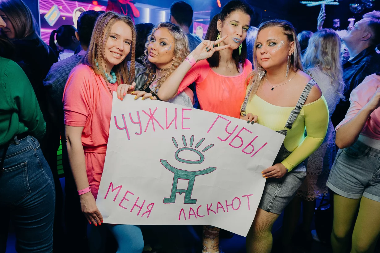 Интерьер/Экстерьер/Банкетная зона/Бар/Стол для двоих/Вход/Главный зал/Lounge зона бар Руки ВВерх! Бар на Таганке фото