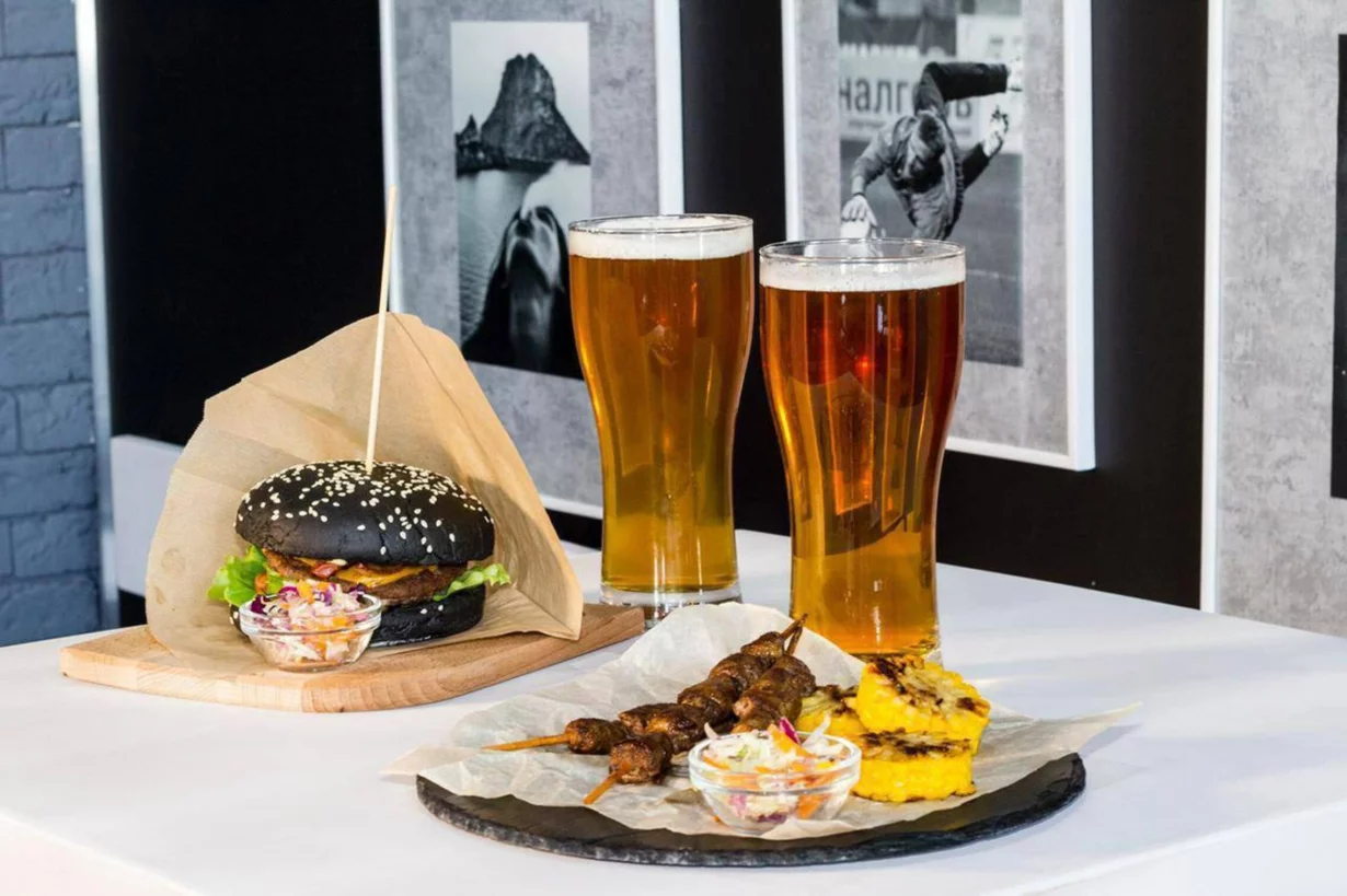 Интерьер/Экстерьер/Банкетная зона/Бар/Стол для двоих/Вход/Главный зал/Lounge зона бар Gellert Bar фото