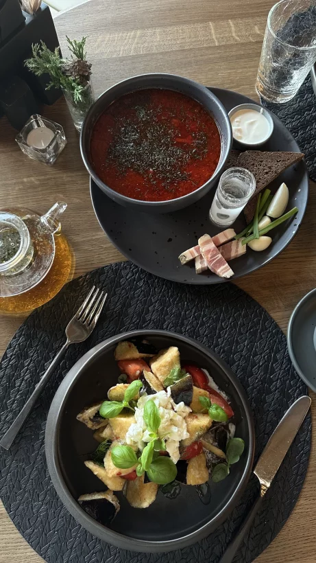 Интерьер/Экстерьер/Банкетная зона/Бар/Стол для двоих/Вход/Главный зал/Lounge зона ресторан Wood Wood Wood фото