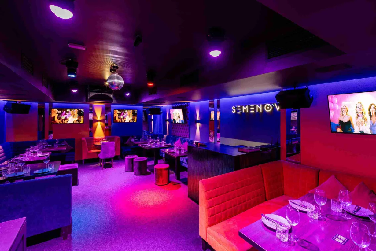 Интерьер/Экстерьер/Банкетная зона/Бар/Стол для двоих/Вход/Главный зал/Lounge зона клуб Semenov фото