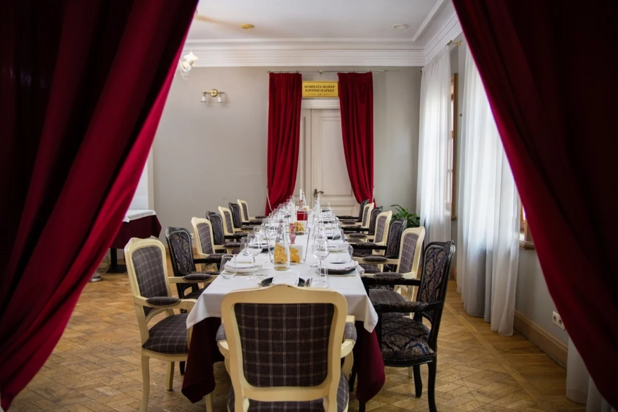 Интерьер/Экстерьер/Банкетная зона/Бар/Стол для двоих/Вход/Главный зал/Lounge зона ресторан Lauren Parker фото