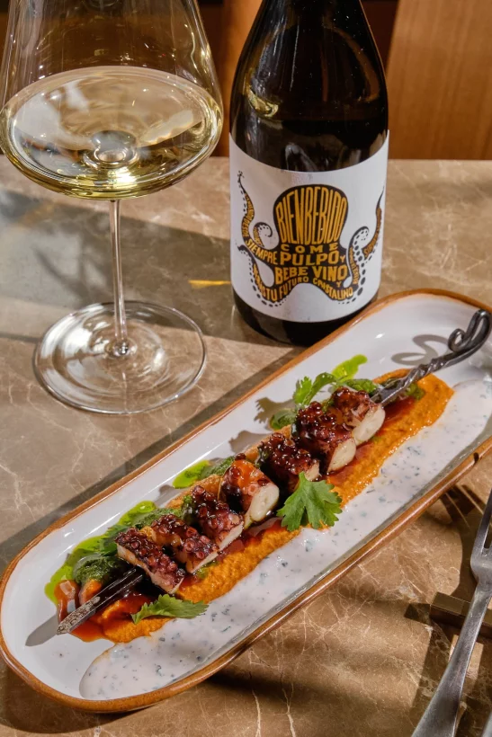 Интерьер/Экстерьер/Банкетная зона/Бар/Стол для двоих/Вход/Главный зал/Lounge зона ресторан Огниво фото