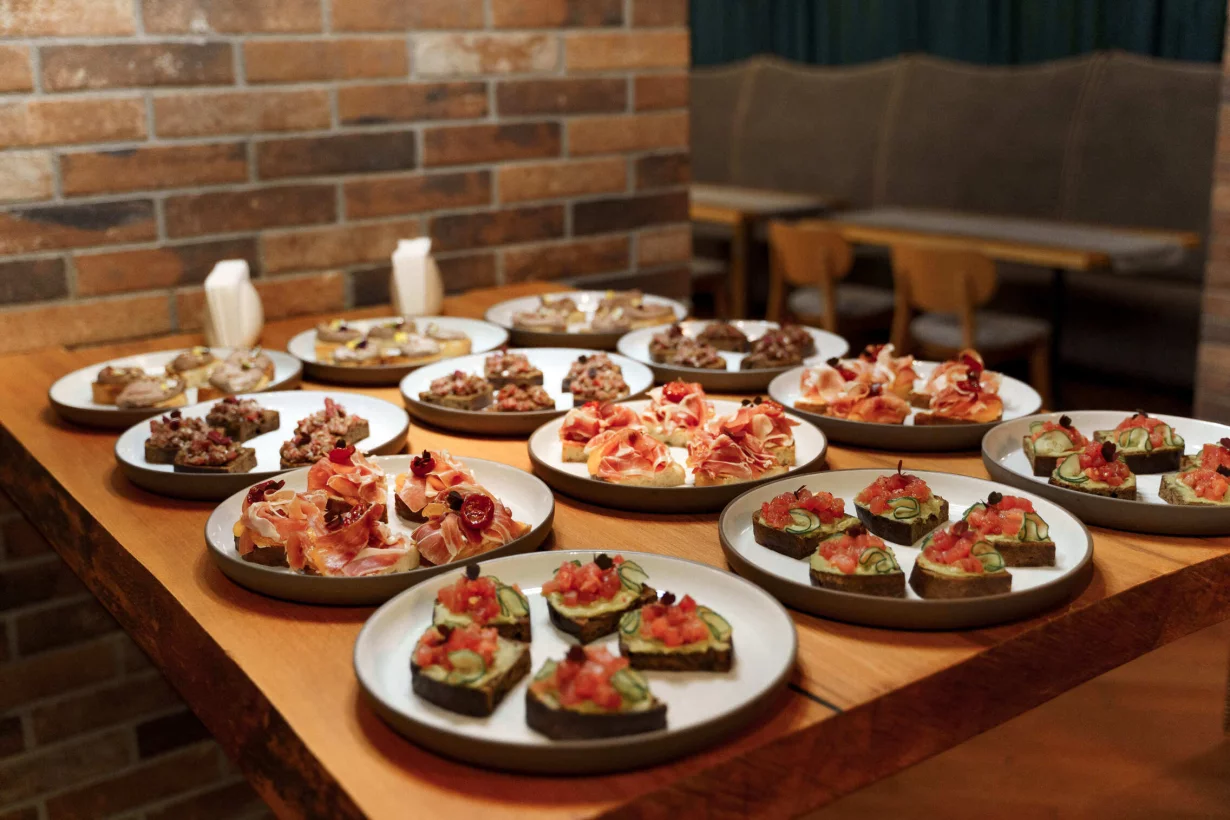 Интерьер/Экстерьер/Банкетная зона/Бар/Стол для двоих/Вход/Главный зал/Lounge зона бар Wine Story фото