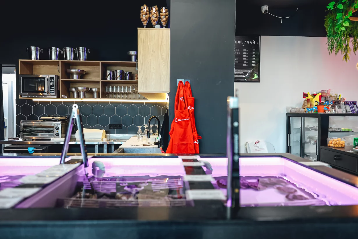 Интерьер/Экстерьер/Банкетная зона/Бар/Стол для двоих/Вход/Главный зал/Lounge зона гастробар Деликатеска фото