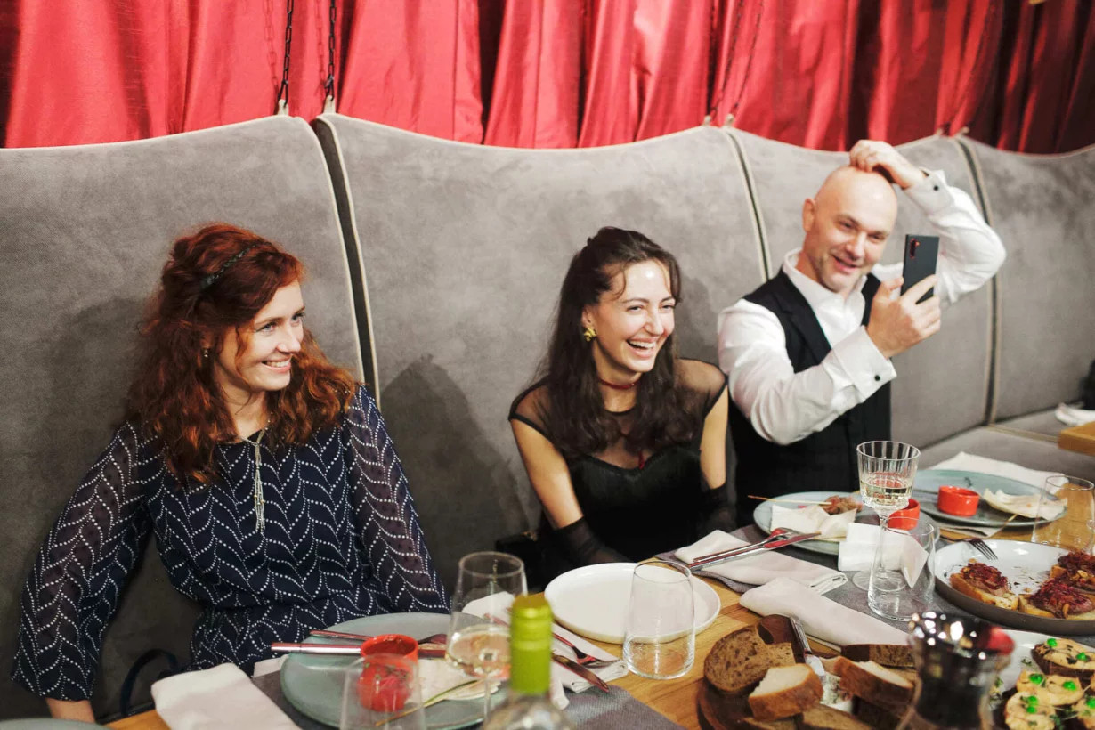 Интерьер/Экстерьер/Банкетная зона/Бар/Стол для двоих/Вход/Главный зал/Lounge зона бар Wine Story фото