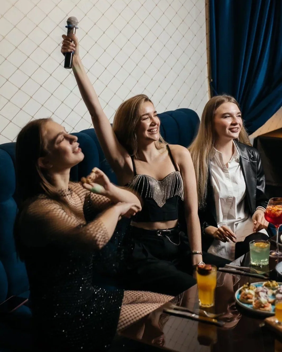 Интерьер/Экстерьер/Банкетная зона/Бар/Стол для двоих/Вход/Главный зал/Lounge зона ресторан Графский парк фото