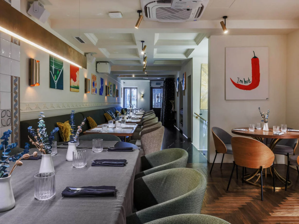 Интерьер/Экстерьер/Банкетная зона/Бар/Стол для двоих/Вход/Главный зал/Lounge зона ресторан Kale Bistro&Bar фото