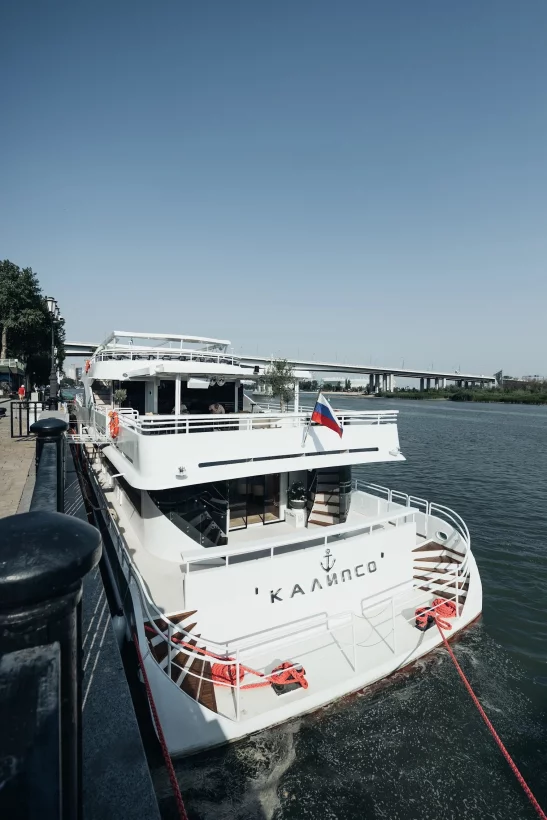 Интерьер/Экстерьер/Банкетная зона/Бар/Стол для двоих/Вход/Главный зал/Lounge зона корабль Яхта Калипсо фото