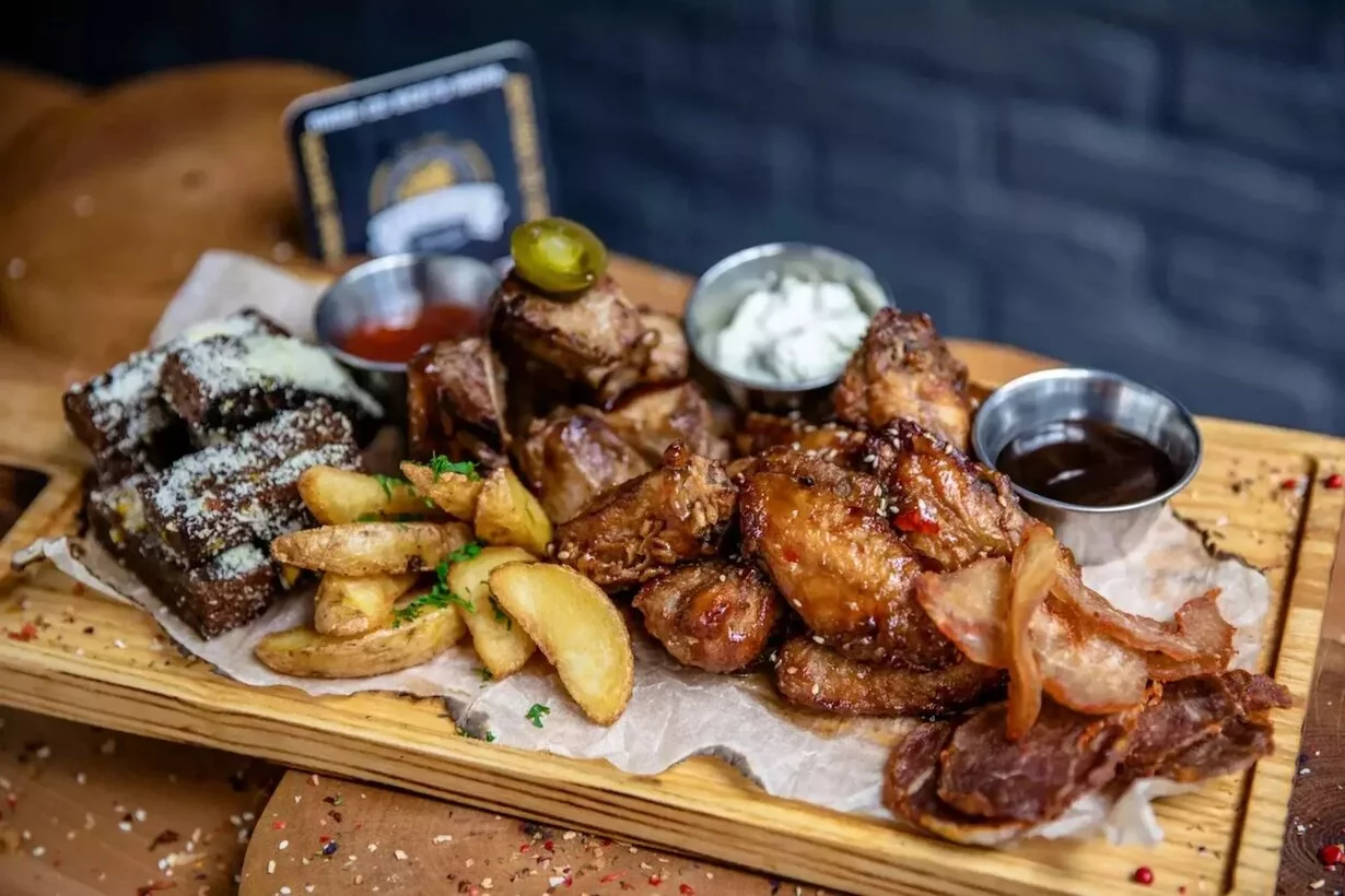 Интерьер/Экстерьер/Банкетная зона/Бар/Стол для двоих/Вход/Главный зал/Lounge зона бар Традиции мирового пивоварения фото