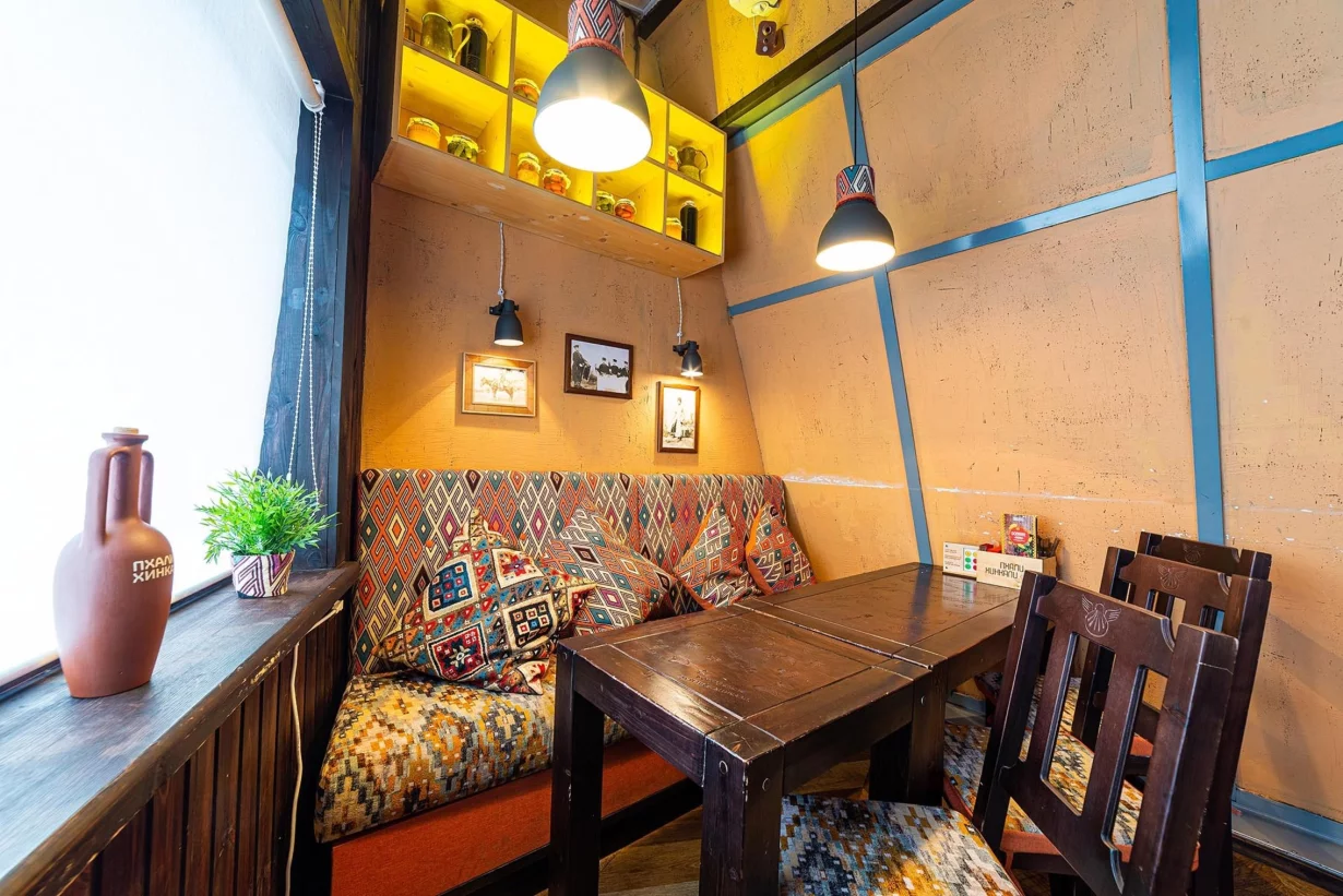 Интерьер/Экстерьер/Банкетная зона/Бар/Стол для двоих/Вход/Главный зал/Lounge зона ресторан ПхалиХинкали фото
