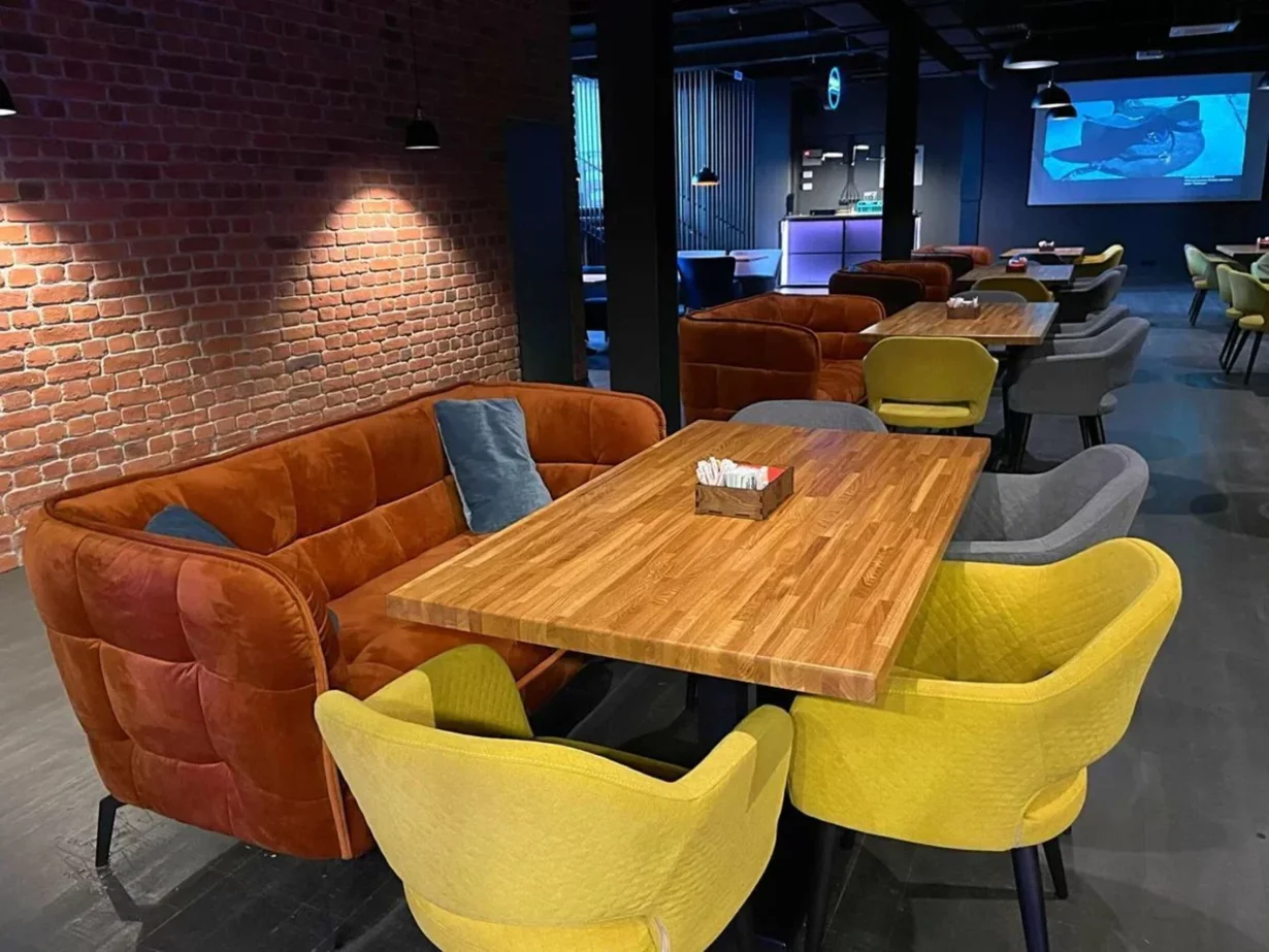 Интерьер/Экстерьер/Банкетная зона/Бар/Стол для двоих/Вход/Главный зал/Lounge зона клуб High Ground фото