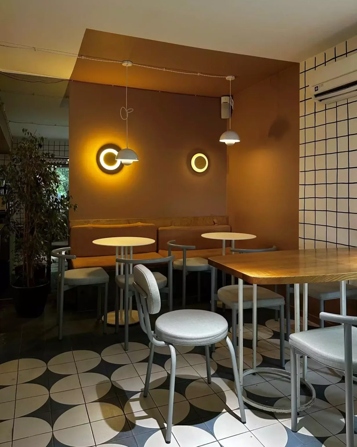 Интерьер/Экстерьер/Банкетная зона/Бар/Стол для двоих/Вход/Главный зал/Lounge зона кофейня Зацепи Кофе фото