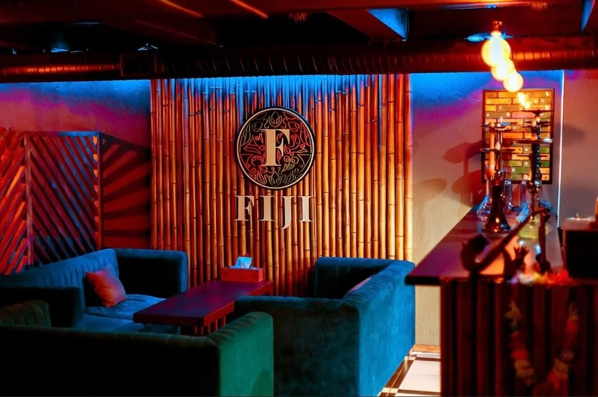 Интерьер/Экстерьер/Банкетная зона/Бар/Стол для двоих/Вход/Главный зал/Lounge зона кальянная Fiji Lounge фото
