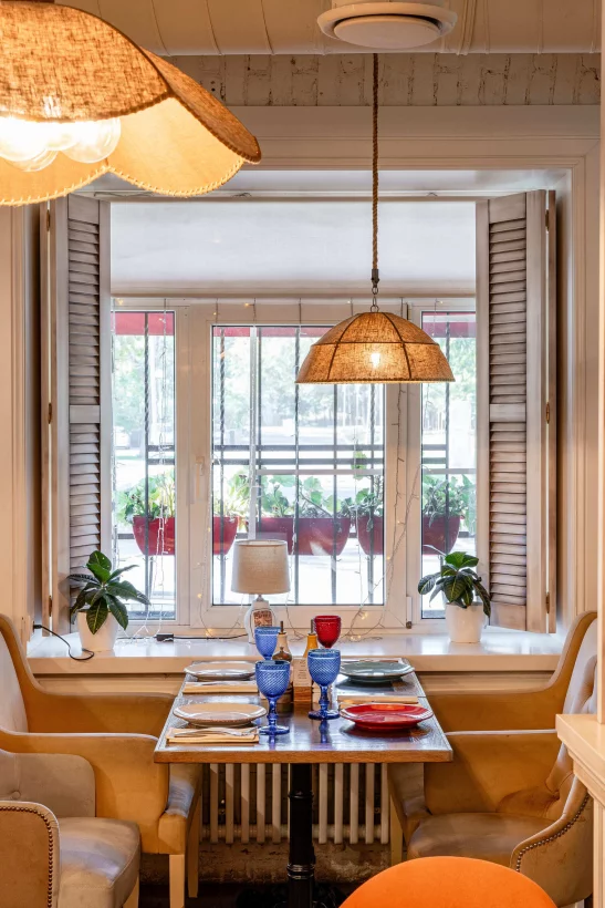 Интерьер/Экстерьер/Банкетная зона/Бар/Стол для двоих/Вход/Главный зал/Lounge зона ресторан Maturo Tomato фото