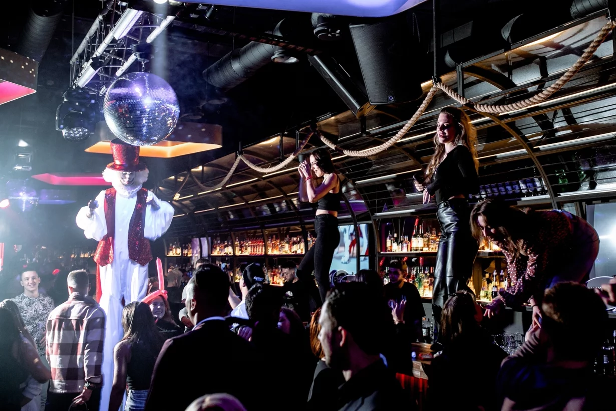 Интерьер/Экстерьер/Банкетная зона/Бар/Стол для двоих/Вход/Главный зал/Lounge зона бар Nebar фото