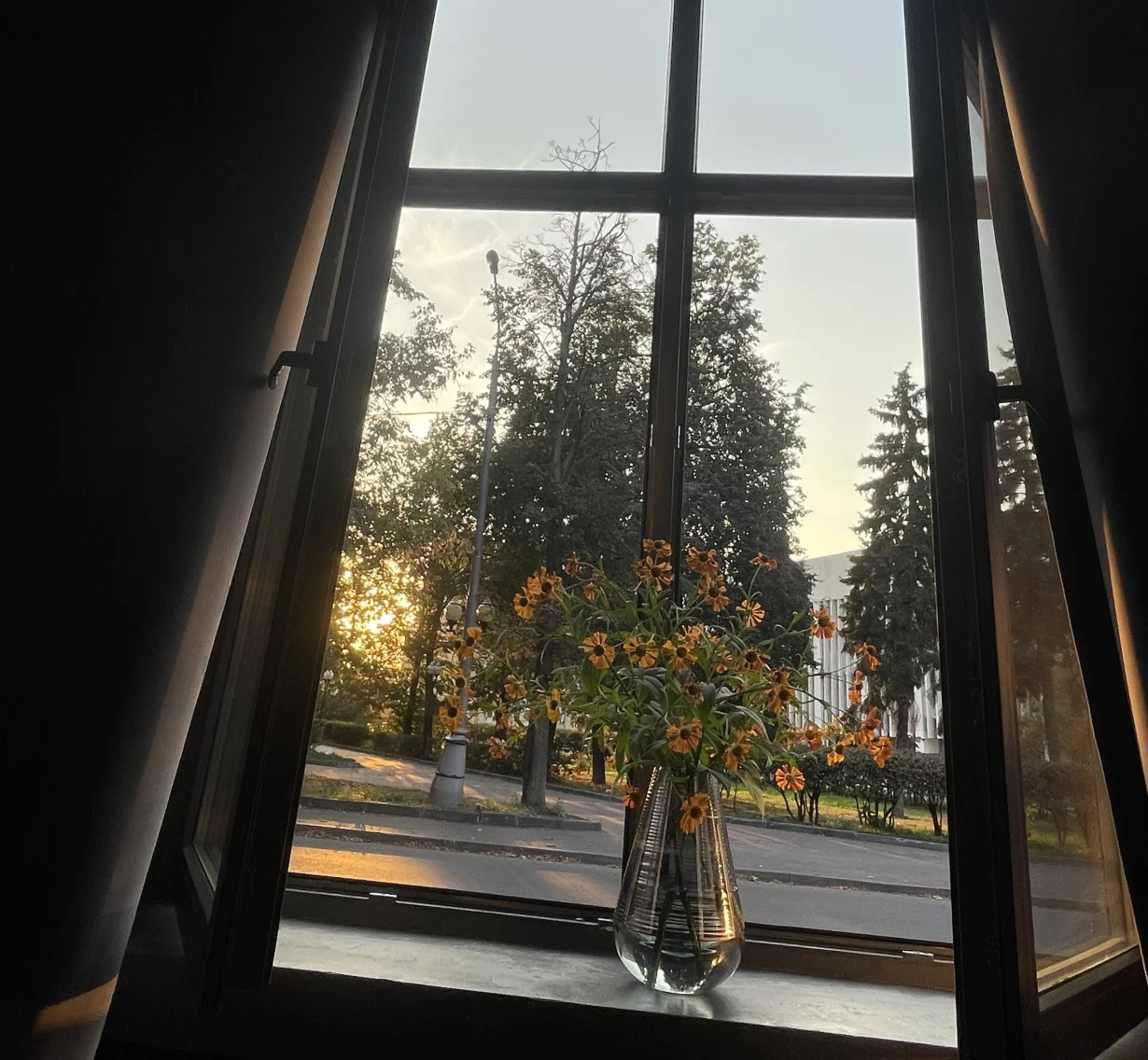 Интерьер/Экстерьер/Банкетная зона/Бар/Стол для двоих/Вход/Главный зал/Lounge зона лофт Партия фото