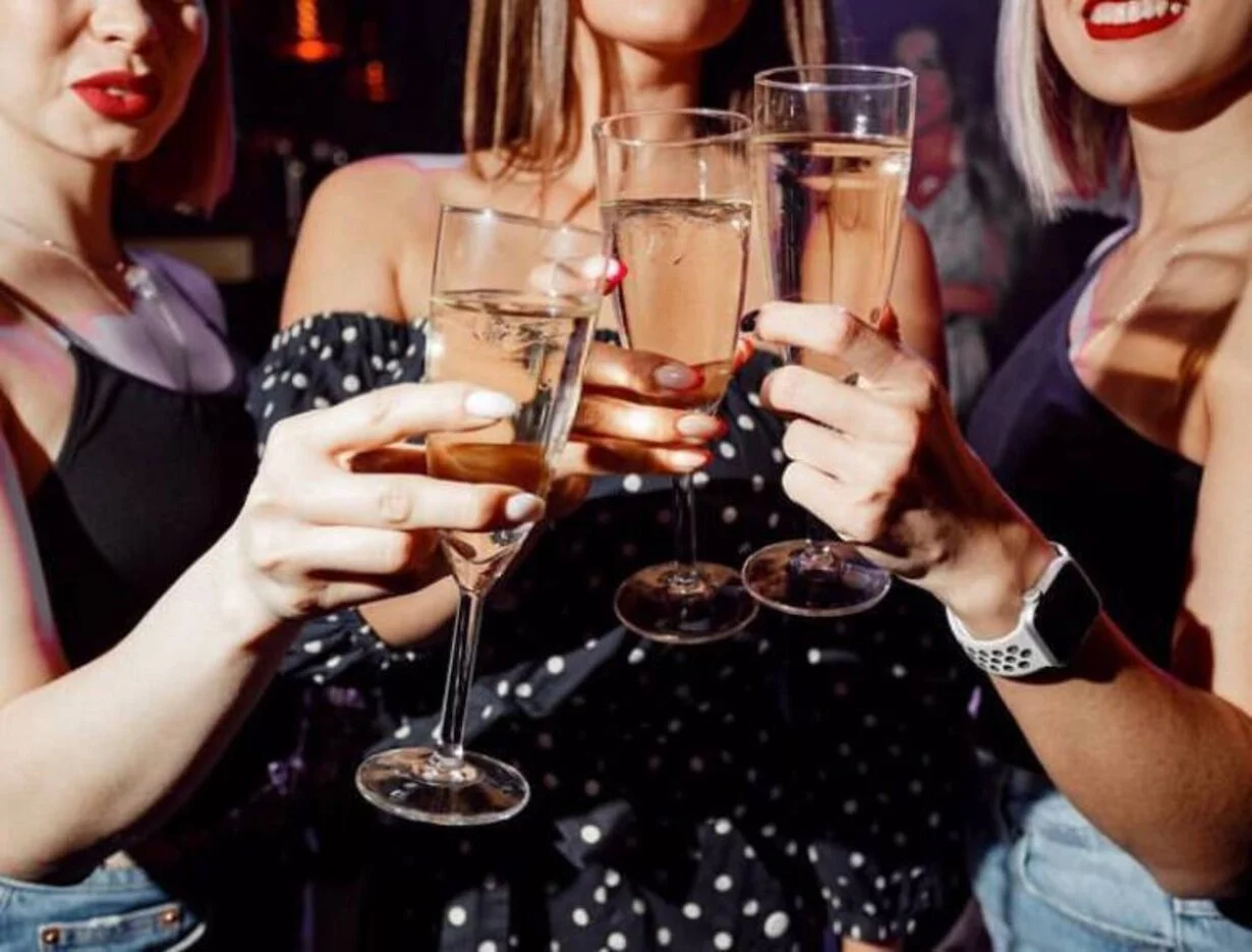 Лесбиянка массажшыларымен порно көру Шарлары салынған пенис