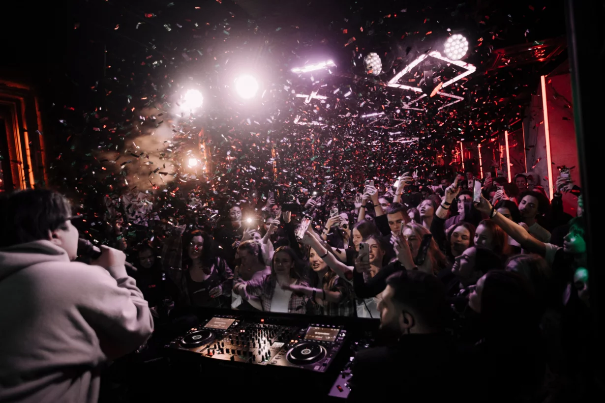 Интерьер/Экстерьер/Банкетная зона/Бар/Стол для двоих/Вход/Главный зал/Lounge зона клуб Project фото