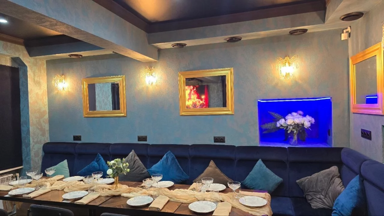 Интерьер/Экстерьер/Банкетная зона/Бар/Стол для двоих/Вход/Главный зал/Lounge зона ресторан Раковарня «В ус не дул» на Пятницкой фото