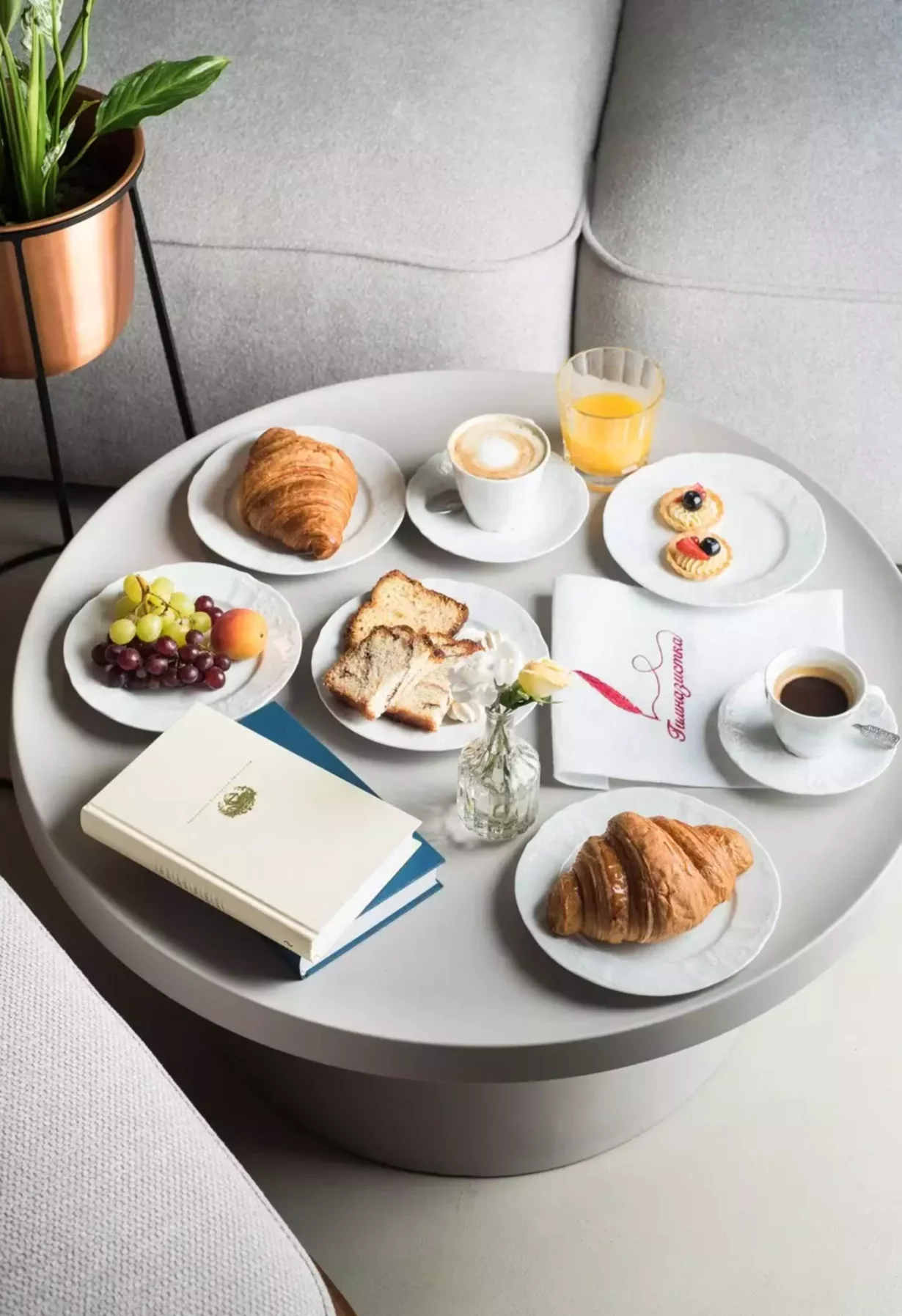 Интерьер/Экстерьер/Банкетная зона/Бар/Стол для двоих/Вход/Главный зал/Lounge зона ресторан Гимназистка фото