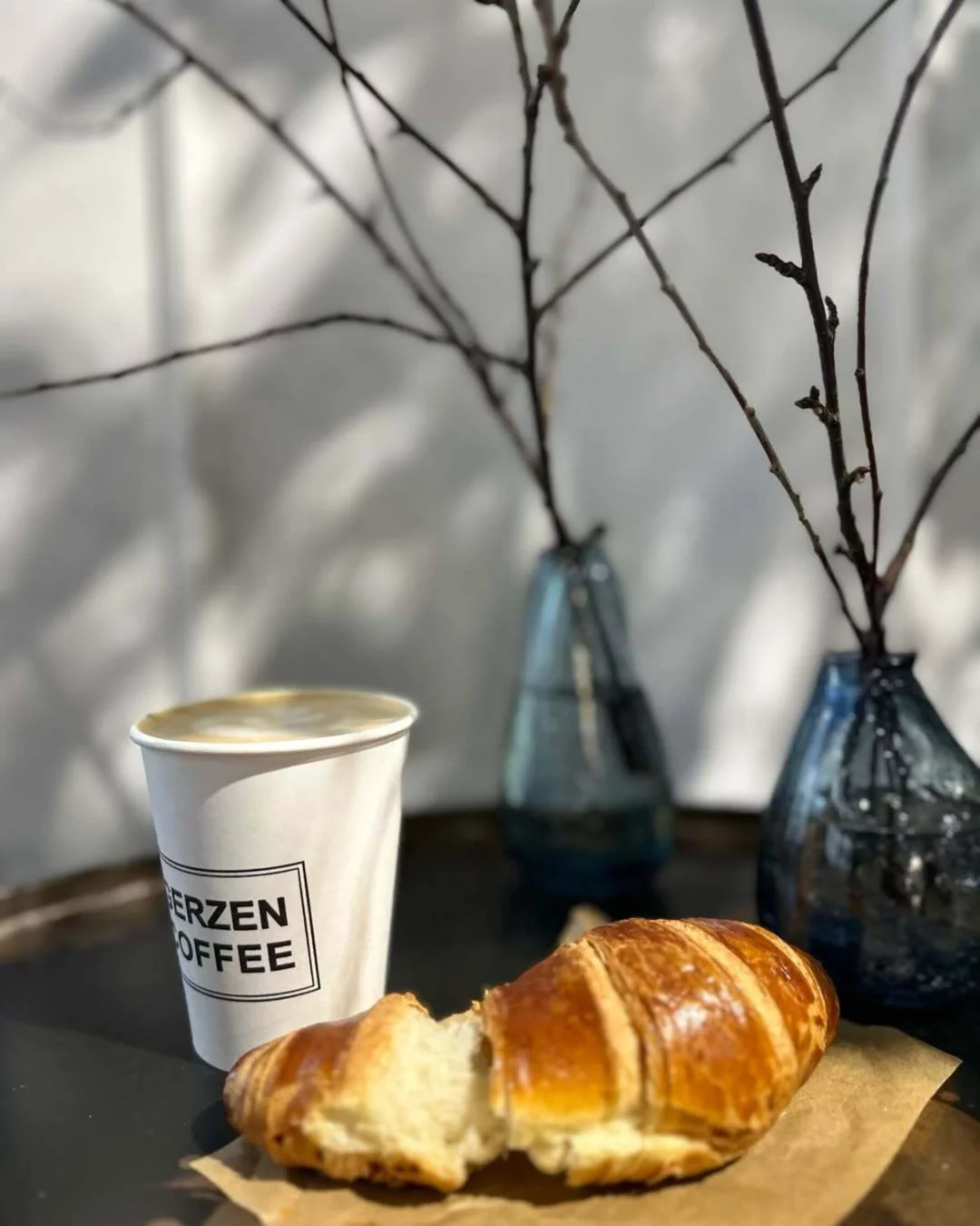 Интерьер/Экстерьер/Банкетная зона/Бар/Стол для двоих/Вход/Главный зал/Lounge зона кофейня Gerzen Coffee фото