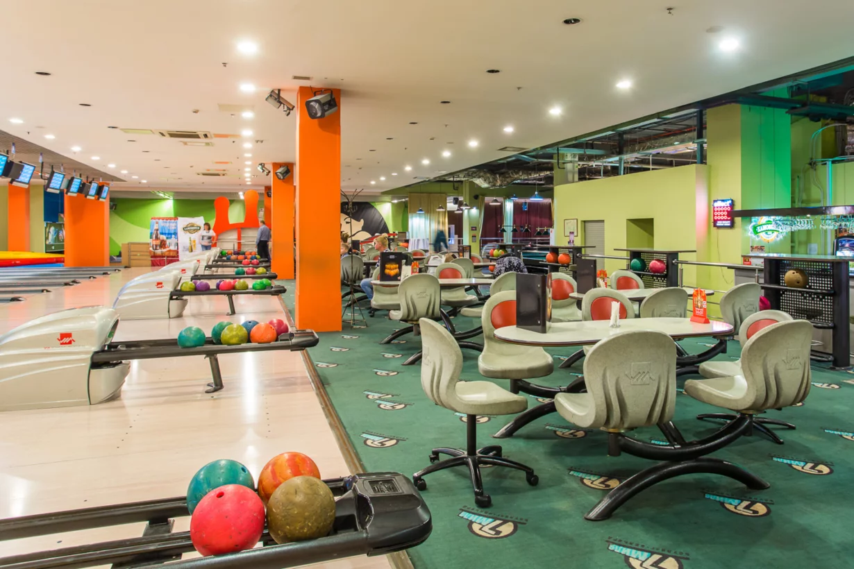 Интерьер/Экстерьер/Банкетная зона/Бар/Стол для двоих/Вход/Главный зал/Lounge зона банкетный зал Боулинг-клуб фото
