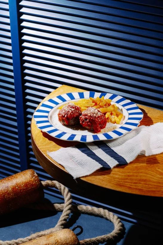 Интерьер/Экстерьер/Банкетная зона/Бар/Стол для двоих/Вход/Главный зал/Lounge зона бар Моряк и чайка фото