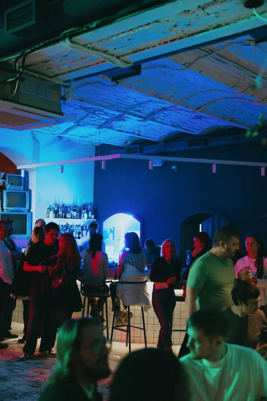 Интерьер/Экстерьер/Банкетная зона/Бар/Стол для двоих/Вход/Главный зал/Lounge зона бар Люди в синем фото