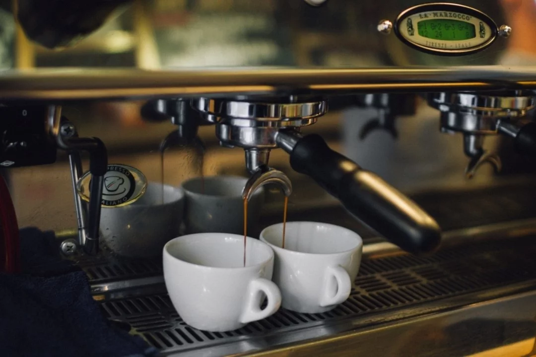 Интерьер/Экстерьер/Банкетная зона/Бар/Стол для двоих/Вход/Главный зал/Lounge зона кофейня Академия кофе фото