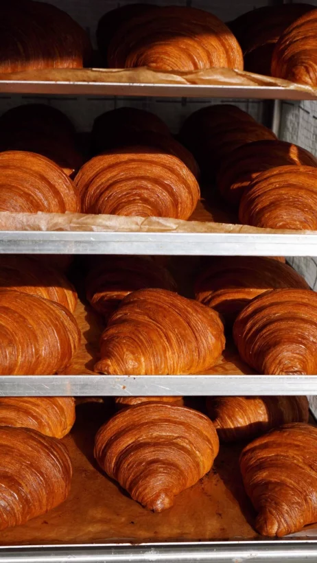 Интерьер/Экстерьер/Банкетная зона/Бар/Стол для двоих/Вход/Главный зал/Lounge зона кафе Croissant Atelier фото